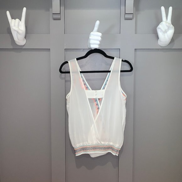 NWOT White Lulumari Blouse with Floral Pattern - Picture 5 of 6